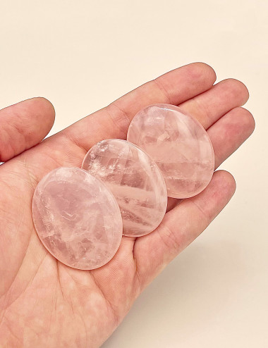 Rodado plano de Cuarzo rosa natural pulido – vista principal en mano