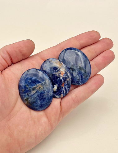 Rodado plano de Sodalita natural  pulido – vista principal en mano