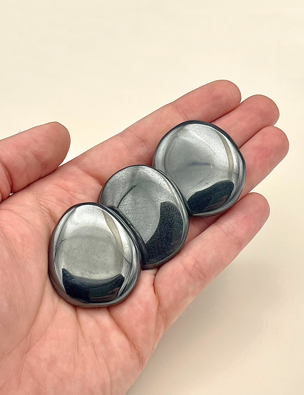 Rodado plano de Hematites natural  pulido – vista principal en mano