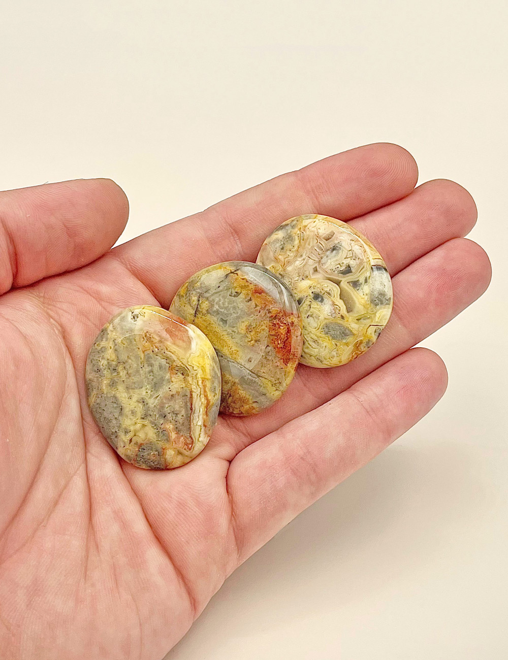 Rodado plano de Ágata lazo loco natural  pulido – vista principal en mano