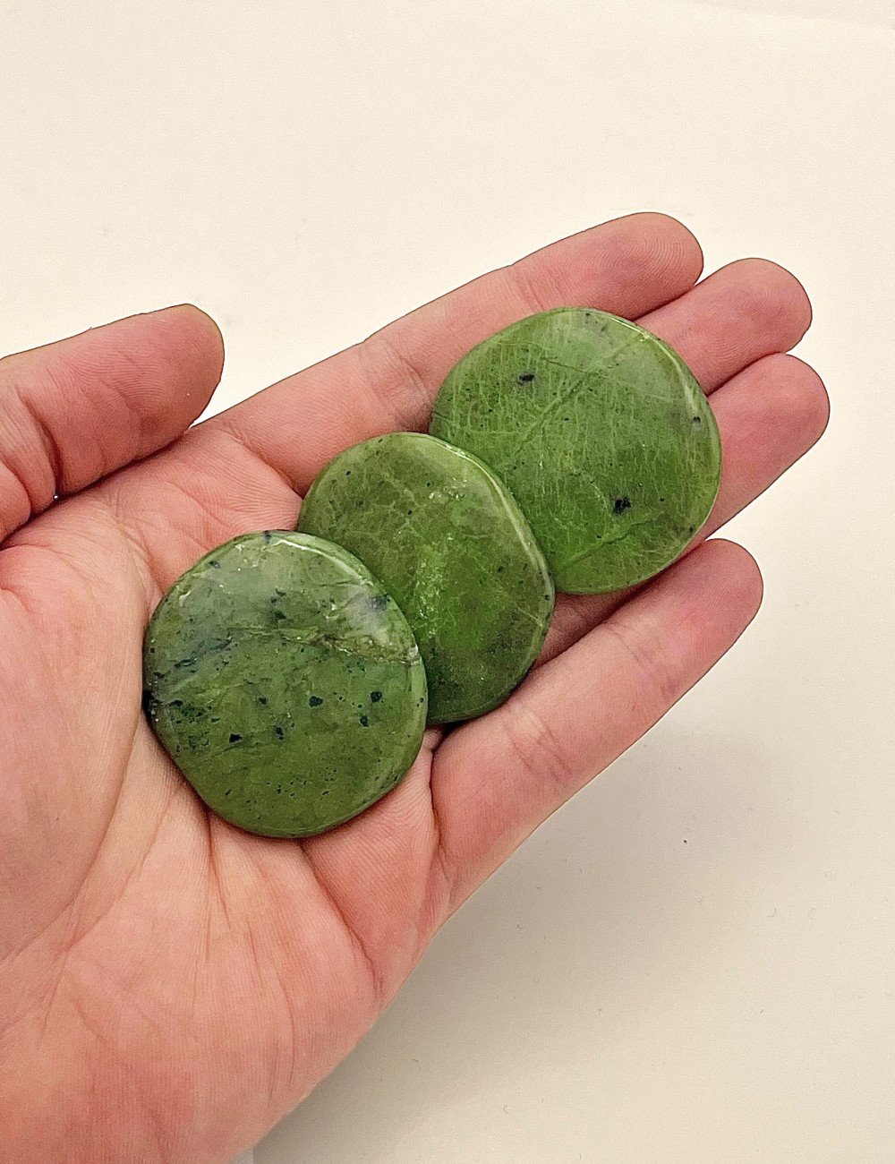 Rodado plano de Jade canadiense natural  pulido – vista principal en mano