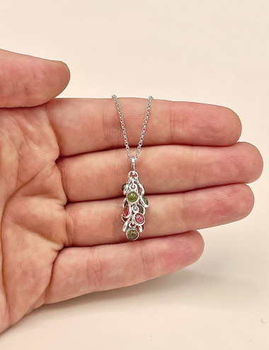 Colgante de Turmalina multicolor natural en plata – vista principal en mano
