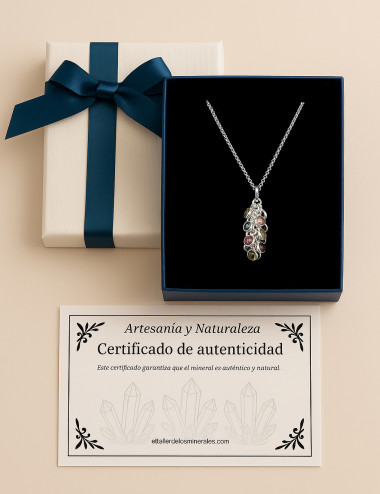 Colgante de Turmalina multicolor natural en plata – vista principal en mano