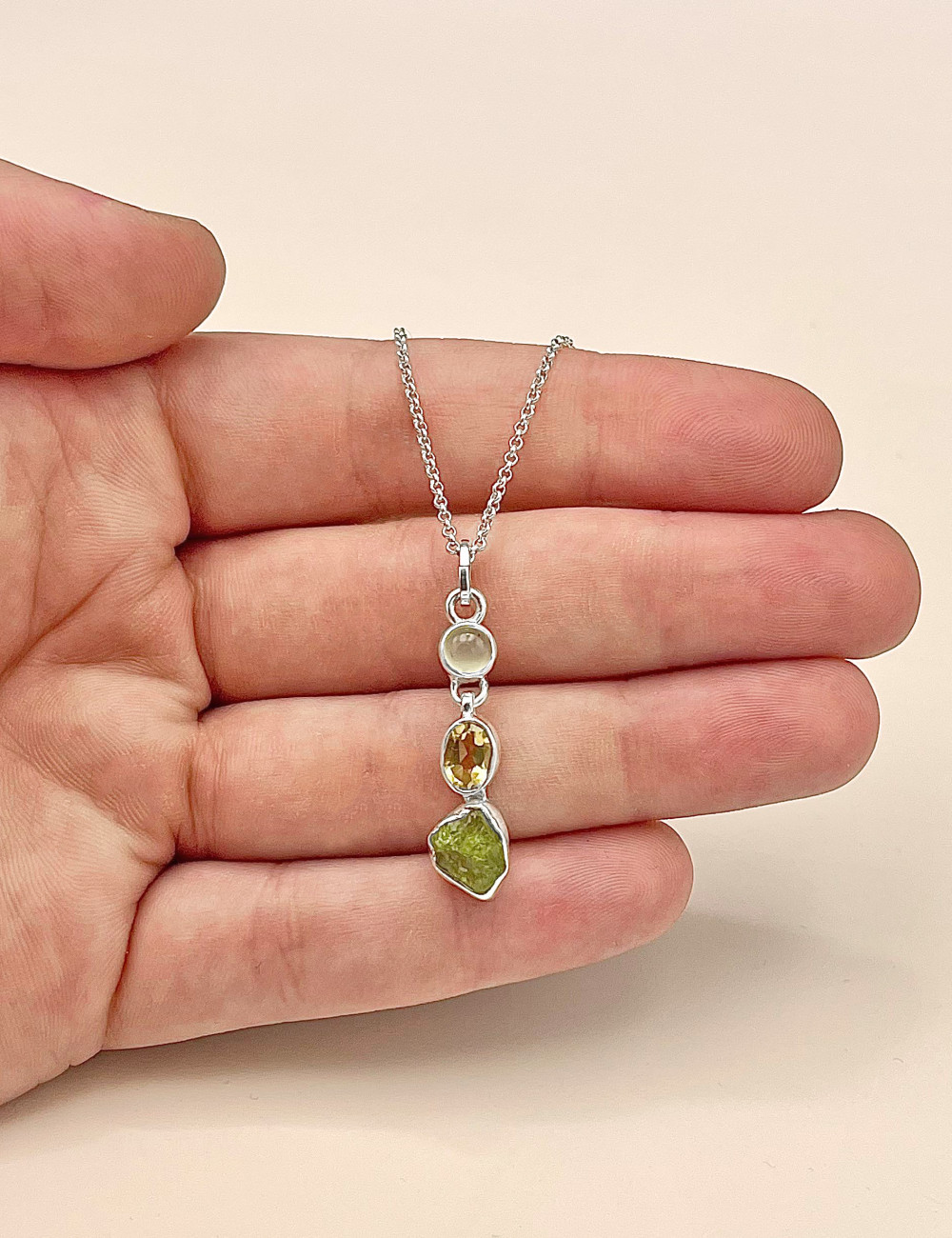 Colgante multimineral natural en plata con Prehnita, Cuarzo citrino y Olivino – vista en mano