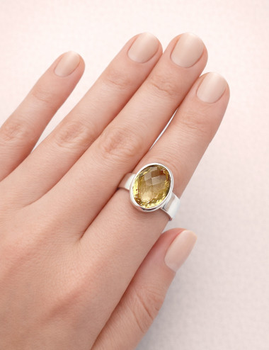 Anillo de cuarzo citrino natural tallado en plata en la mano