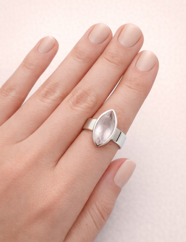 Anillo de cuarzo rosa natural tallado en plata en la mano