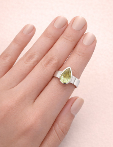 Anillo de cuarzo limón natural tallado en plata en la mano