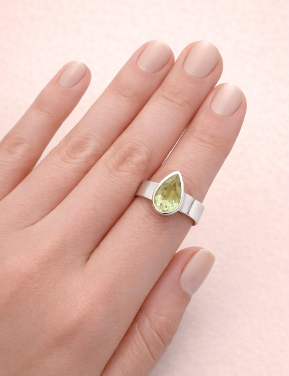 Anillo de cuarzo limón natural tallado en plata en la mano