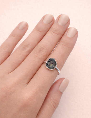 Anillo de Amatista natural tallado en plata en la mano