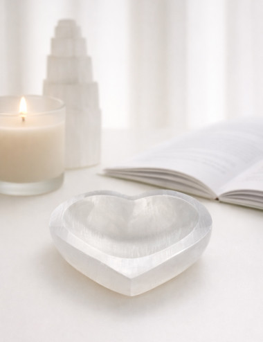 Bol de selenita natural en forma de corazón – pieza decorativa