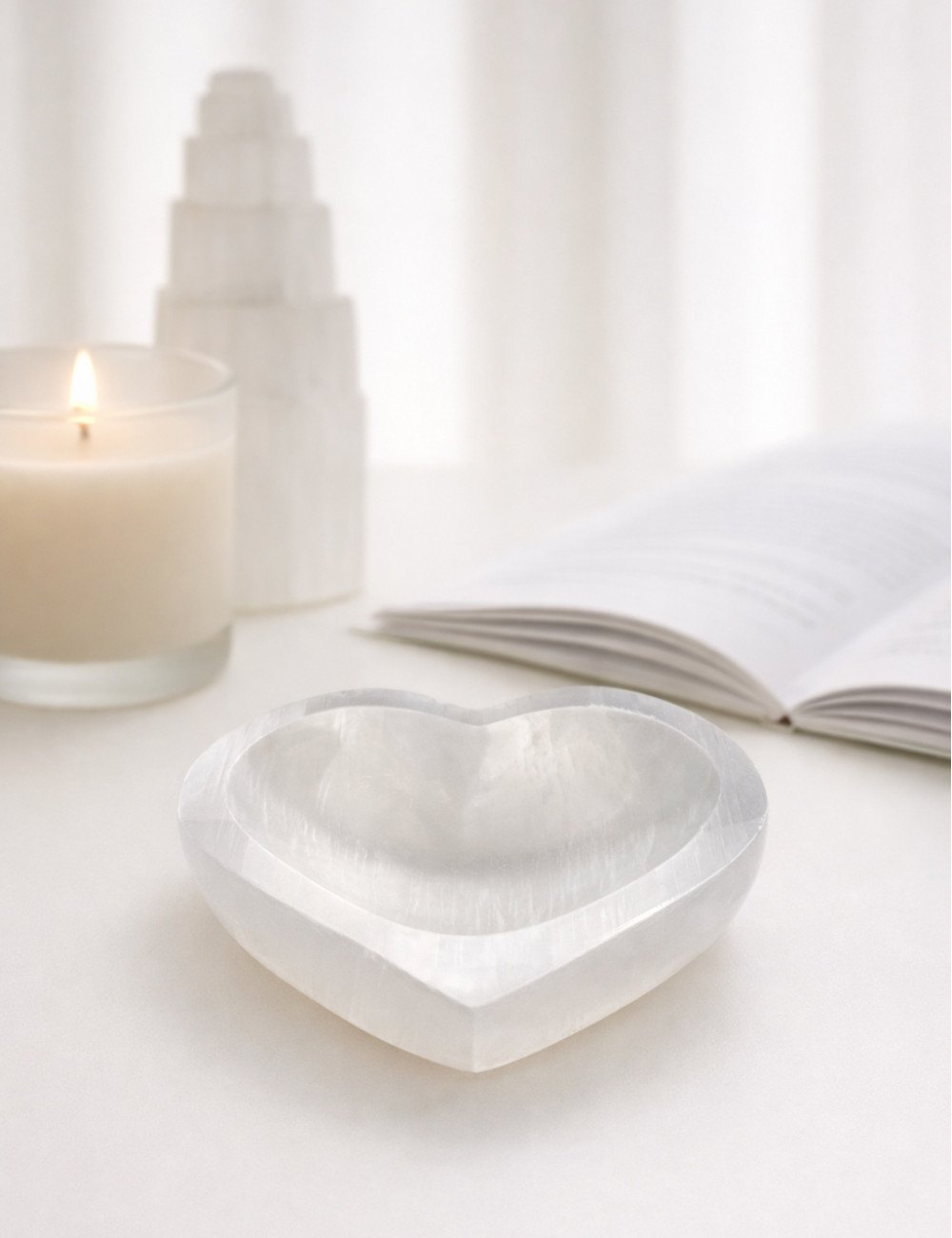 Bol de selenita natural en forma de corazón – pieza decorativa