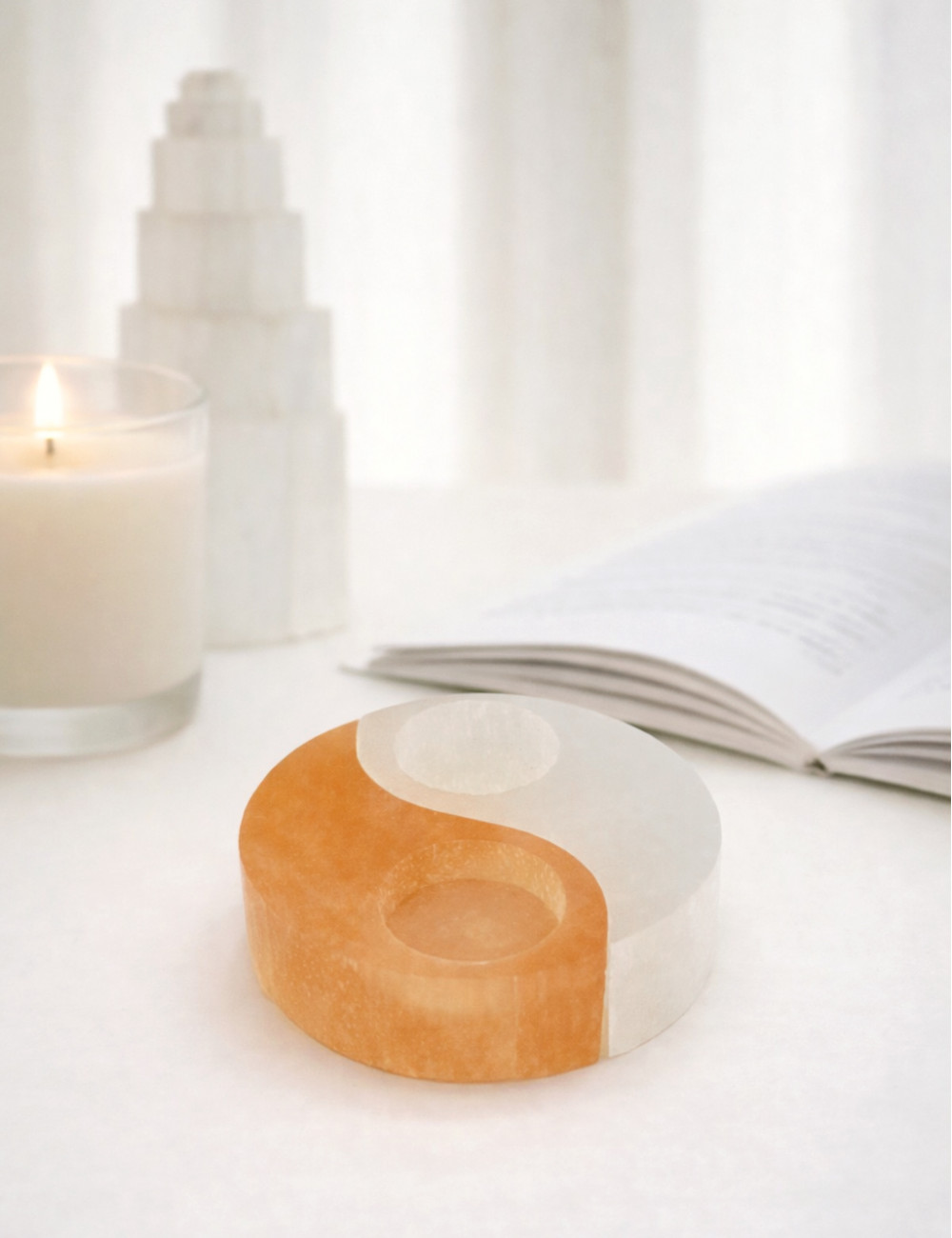Portavela de selenita natural en forma de yin-yang