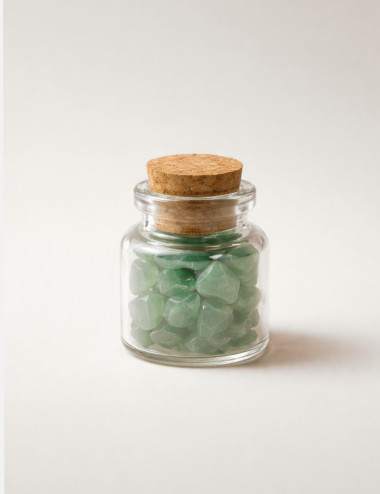 Chips de Cuarzo verde pulido natural presentado en un frasco mini de cristal con tapón de corcho