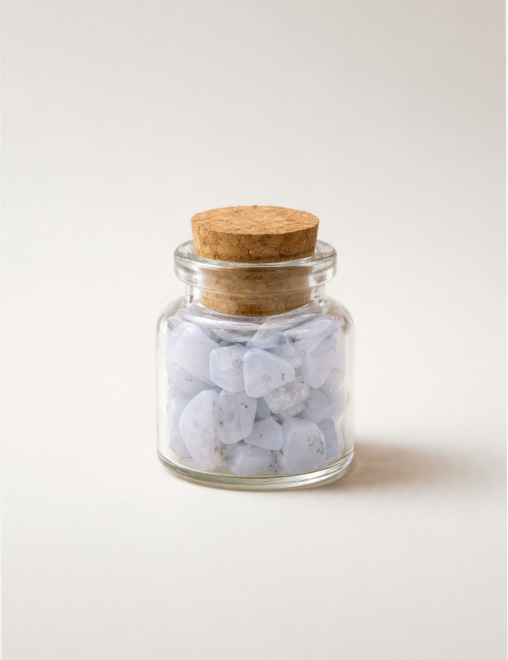 Chips de Ágata Calcedonia pulido natural presentado en un frasco mini de cristal con tapón de corcho