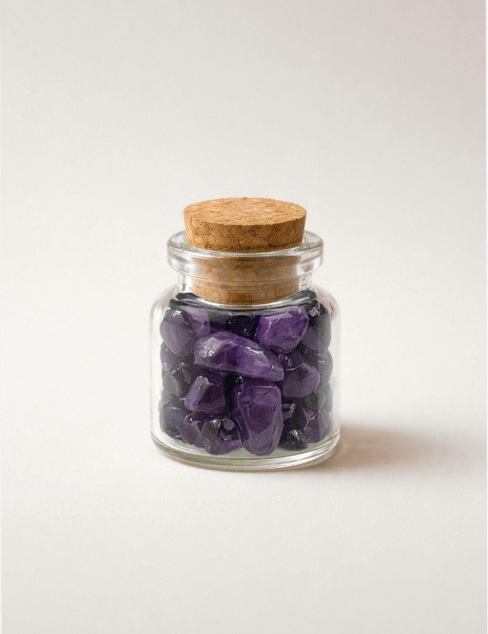 Chips de Amatista pulido natural presentado en un frasco mini de cristal con tapón de corcho