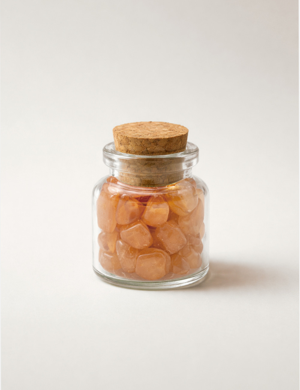 Chips de Ágata Cornalina pulido natural presentado en un frasco mini de cristal con tapón de corcho