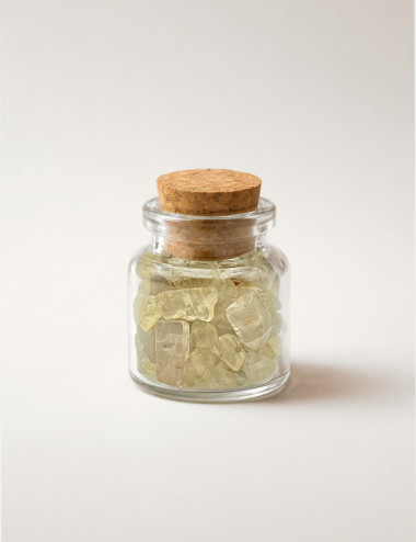 Chips de Cuarzo rutilado pulido natural presentado en un frasco mini de cristal con tapón de corcho