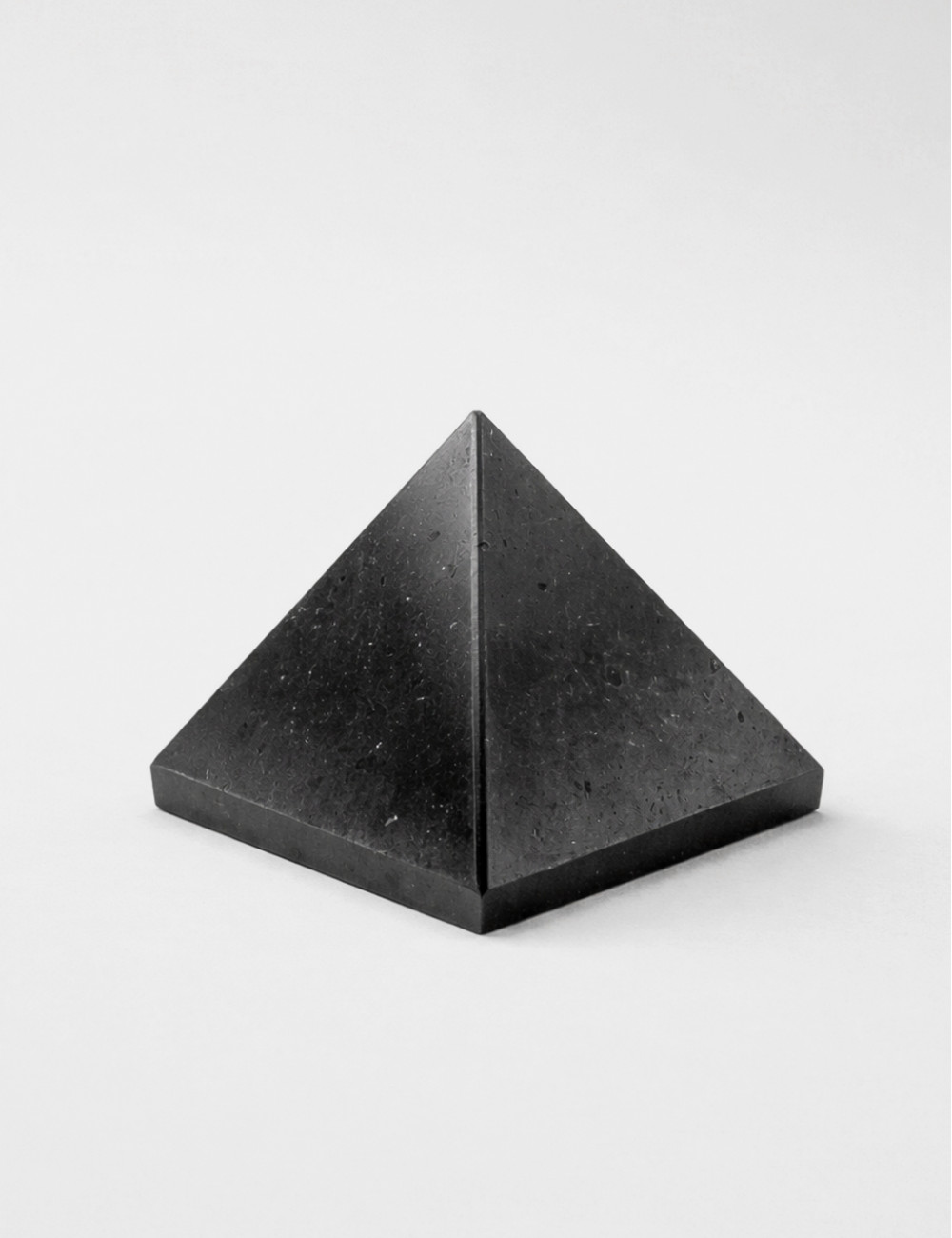 Pirámide de Turmalina negra natural