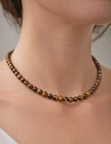 Collar de Ojo de tigre natural en muestra de uso