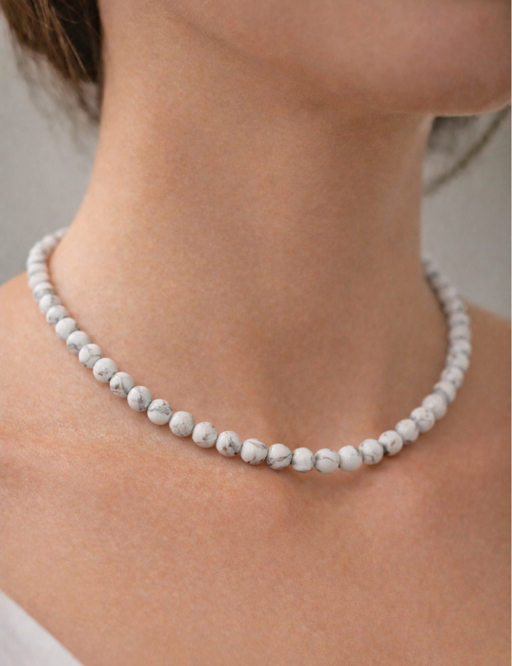 Collar de Howlita natural en muestra de uso