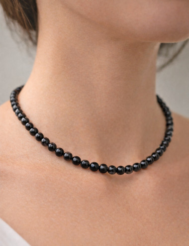 Collar de Ónix (Ágata negra) natural en muestra de uso