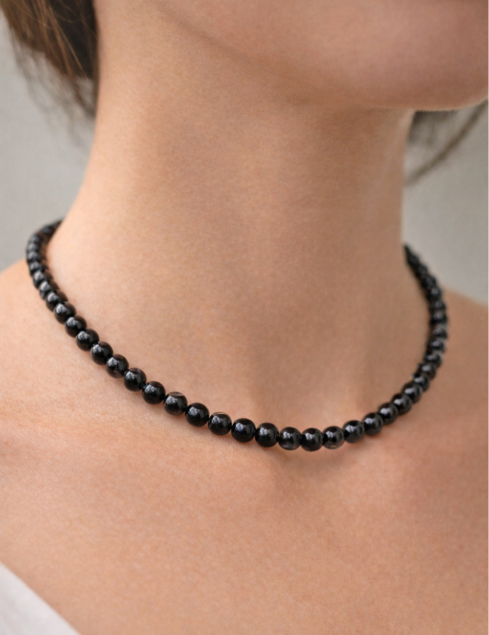 Collar de Ónix (Ágata negra) natural en muestra de uso