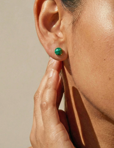 Pendientes de malaquita natural en plata con engarce en garra y cierre a presión. Referencia real de tamaño (6 mm).