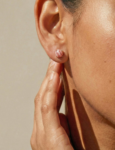 Pendientes de Rodocrosita natural en plata con engarce en garra y cierre a presión. Referencia real de tamaño (6 mm).