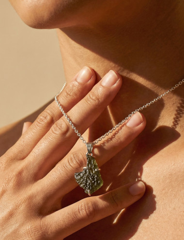 Colgante de Moldavita y plata