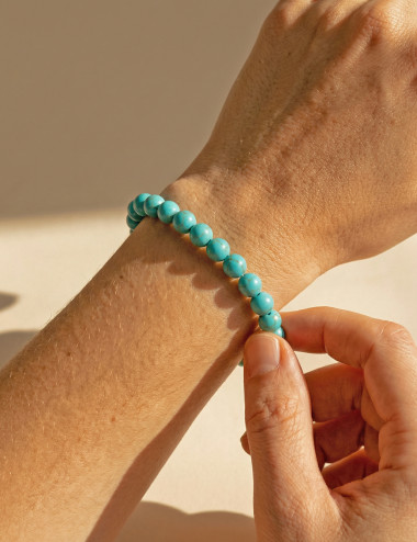 Pulsera de Turquesa natural con cuentas de 6 milímetros sobre fondo blanco