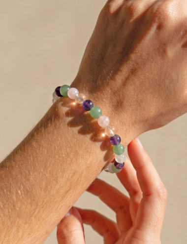 Pulsera de Equilibro con minerales naturales (Amatista, Cuarzo verde, Cuarzo rosa, Cuarzo cristal de roca) en muñeca.