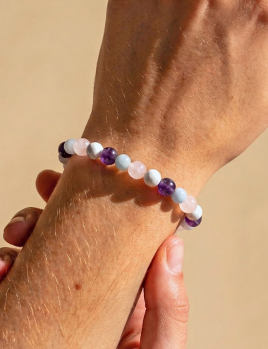 Pulsera de Calma con minerales naturales (Howlita, Amatista, Aguamarina, Cuarzo rosa) en muñeca.