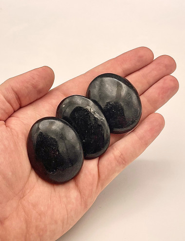 Rodado plano de Turmalina negra natural pulido – vista principal en mano