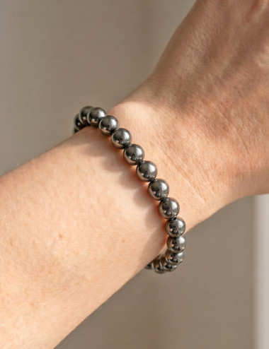 Pulsera de Hematites natural con bolas de 8mm muestra de uso