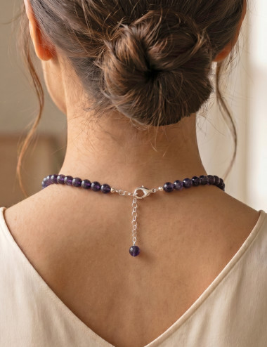 Collar de Amatista natural con bolas de 8 milímetros – muestra de uso