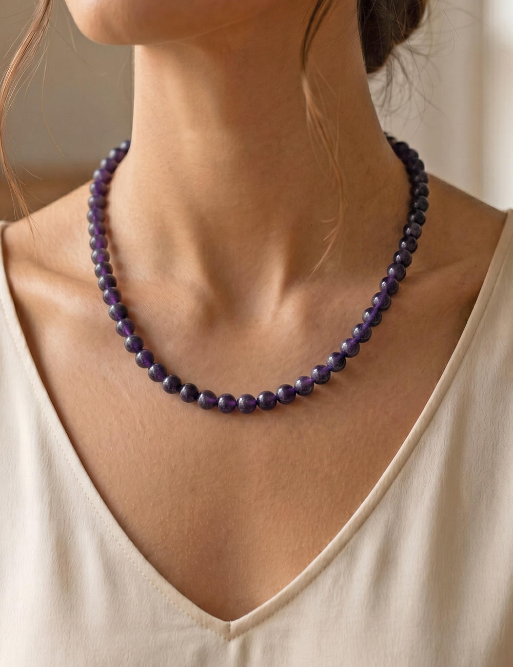 Collar de Amatista natural con bolas de 8 milímetros – muestra de uso