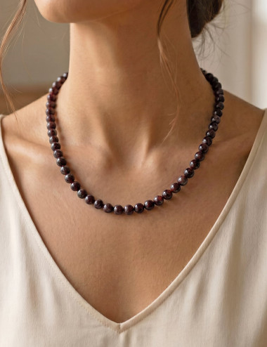 Collar de Granate natural con bolas de 7 milímetros – muestra de uso