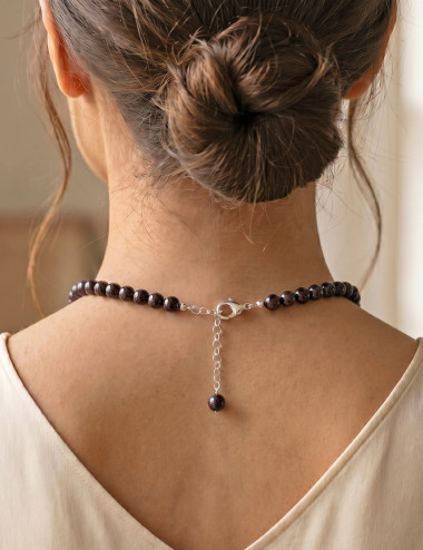 Collar de Granate natural con bolas de 7 milímetros – muestra de uso