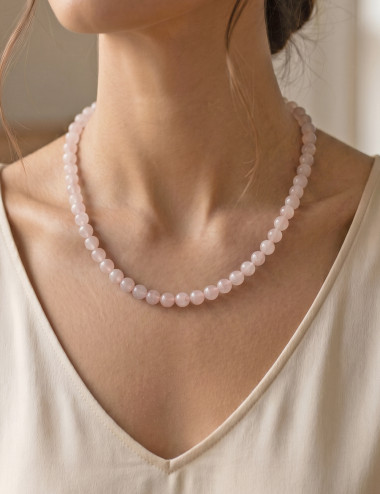 Collar de Cuarzo rosa natural con bolas de 8 milímetros – muestra de uso