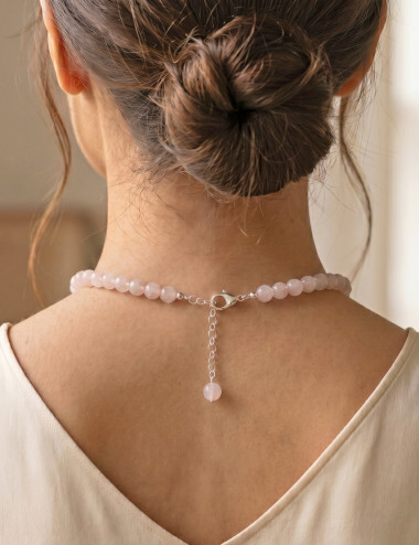 Collar de Cuarzo rosa natural con bolas de 8 milímetros – muestra de uso