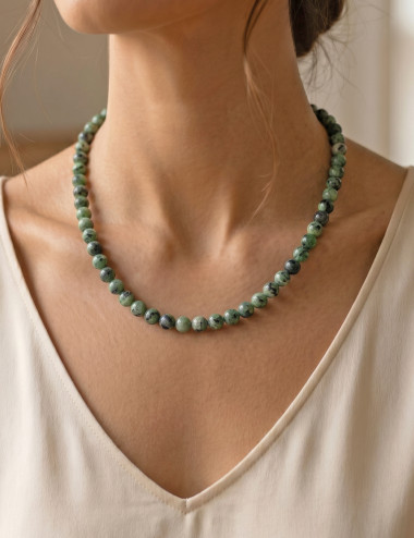 Collar de Zoisita natural con bolas de 8 milímetros – muestra de uso