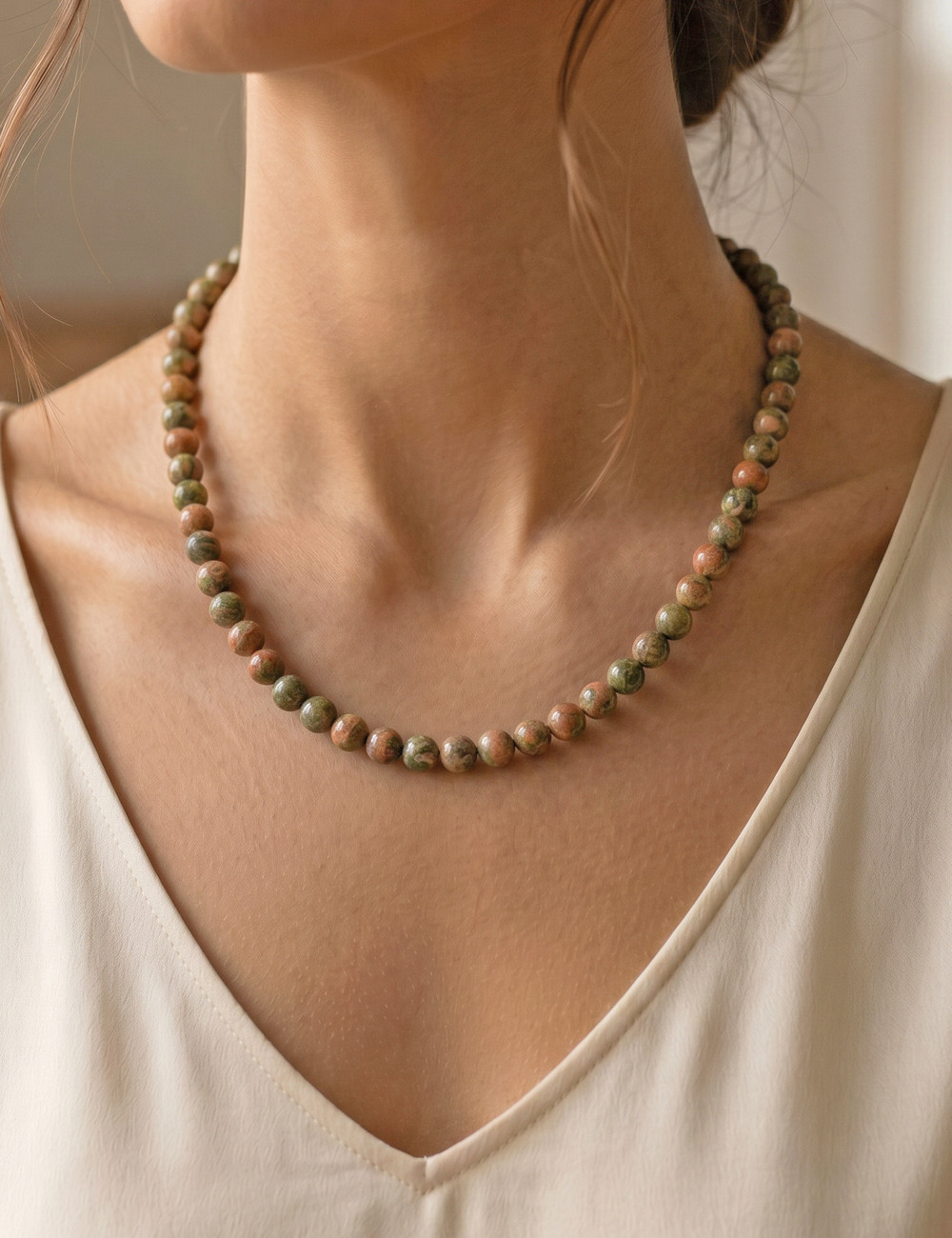 Collar de Unakita natural con bolas de 8 milímetros – muestra de uso
