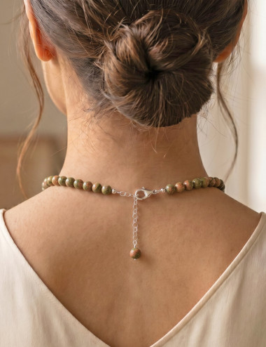 Collar de Unakita natural con bolas de 8 milímetros – muestra de uso