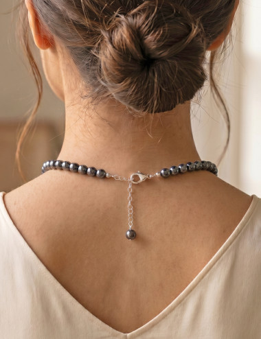 Collar de Hematites natural con bolas de 8 milímetros – muestra de uso