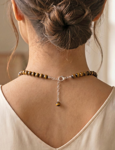 Collar de Ojo de tigre natural con bolas de 8 milímetros – muestra de uso