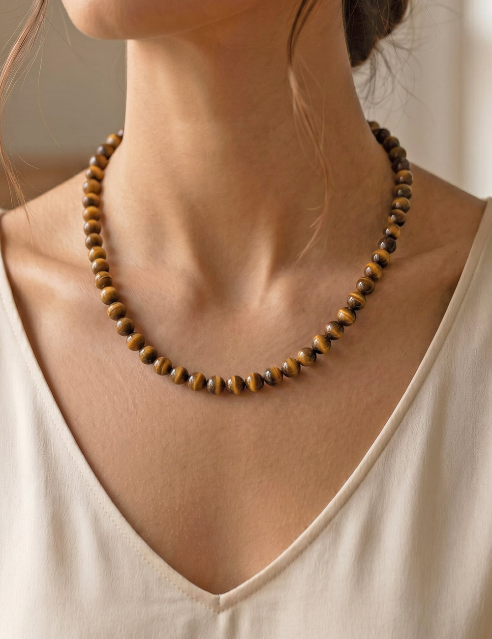 Collar de Ojo de tigre natural con bolas de 8 milímetros – muestra de uso