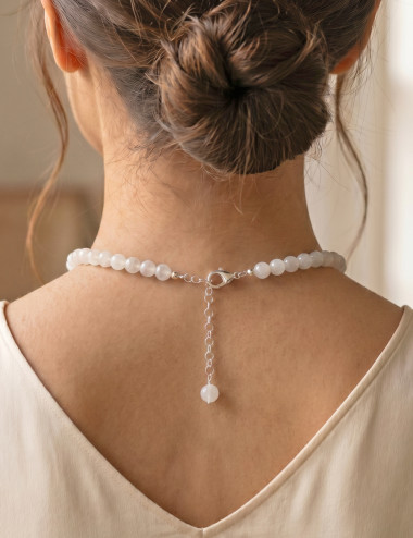 Collar de Cuarzo lechoso natural con bolas de 8 milímetros – muestra de uso