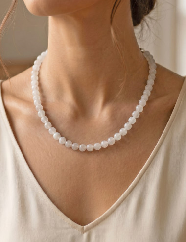 Collar de Cuarzo lechoso natural con bolas de 8 milímetros – muestra de uso