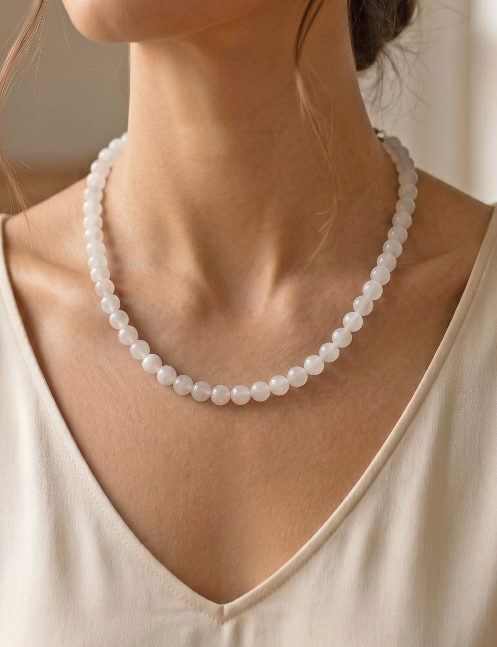 Collar de Cuarzo lechoso natural con bolas de 8 milímetros – muestra de uso