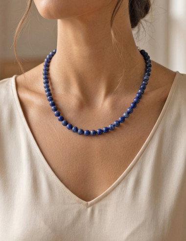 Collar de Lapislázuli natural con bolas de 8 milímetros – muestra de uso